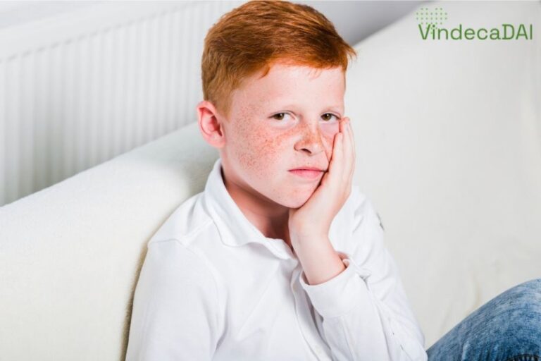 copil-pistruiat-co-par-rosu-care-se-tine-de-fata