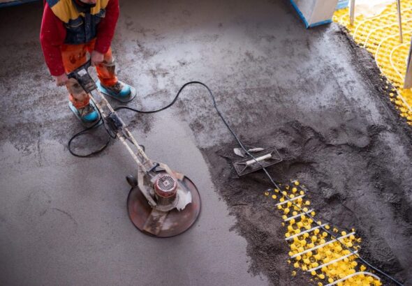 sapa-mecanizata-cum-influenteaza-calitatea-executiei-durabilitatea-pardoselii.jpg