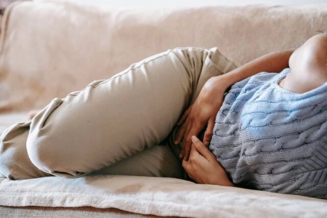 Persoană cu disconfort abdominal, posibil semn de hernie
